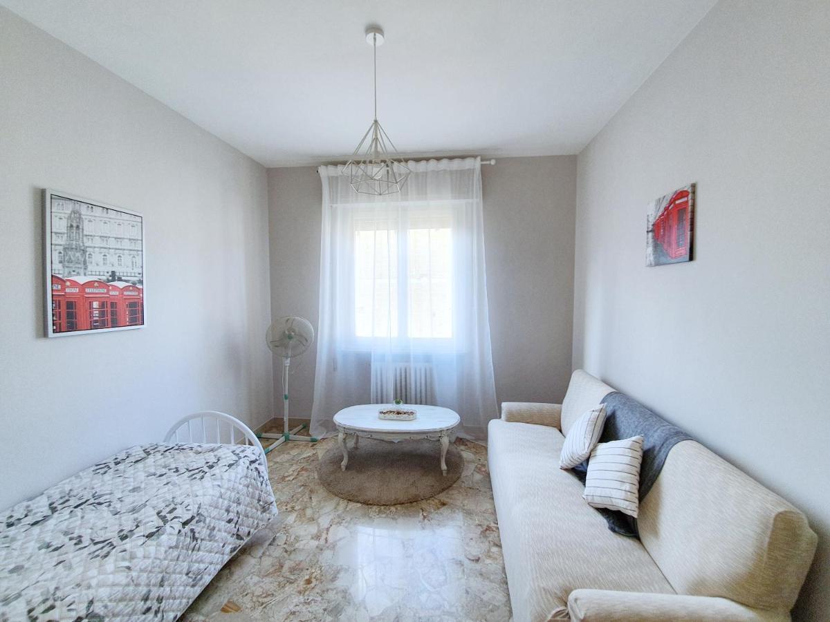 Affittacamere Zona Caserma-Stazione Foligno Buitenkant foto